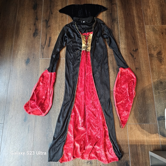 Vampire Queen Kids Costume - Black and Red Dize 4/5 - Picture 1 of 5